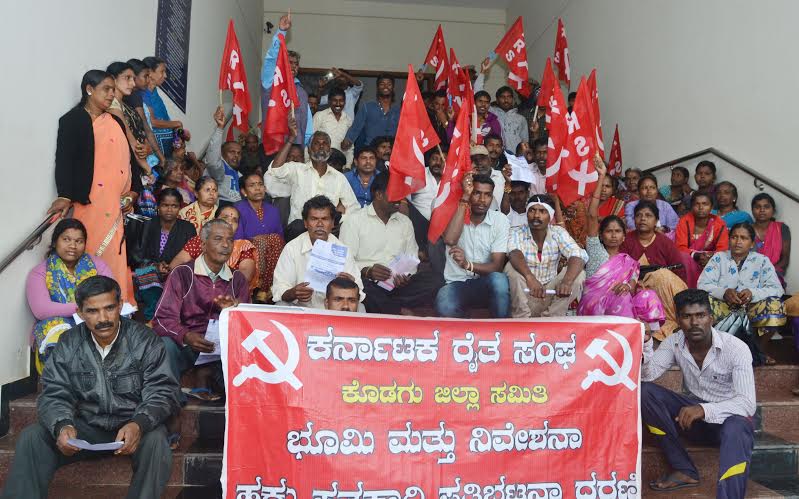 ಹಕ್ಕು ಪತ್ರ ನೀಡಲು ಒತ್ತಾಯಿಸಿ ರೈತ ಸಂಘದಿಂದ ಪ್ರತಿಭಟನೆ